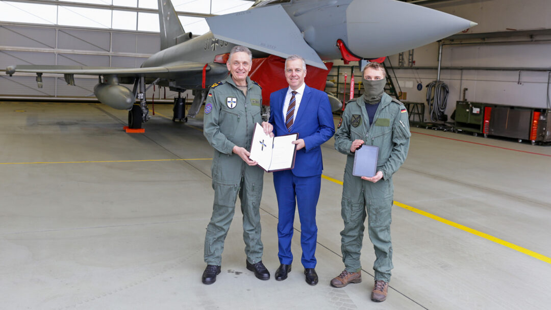 Der Generalarzt der Luftwaffe und Leiter des Zentrums für Luft- und Raumfahrtmedizin der Luftwaffe, Generalarzt Dr. (Doktor) Bernhard Groß und der Geschäftsführer der Firma AUTOFLUG GmbH, Martin Kroell, präsentieren den Kooperationsvertrag.